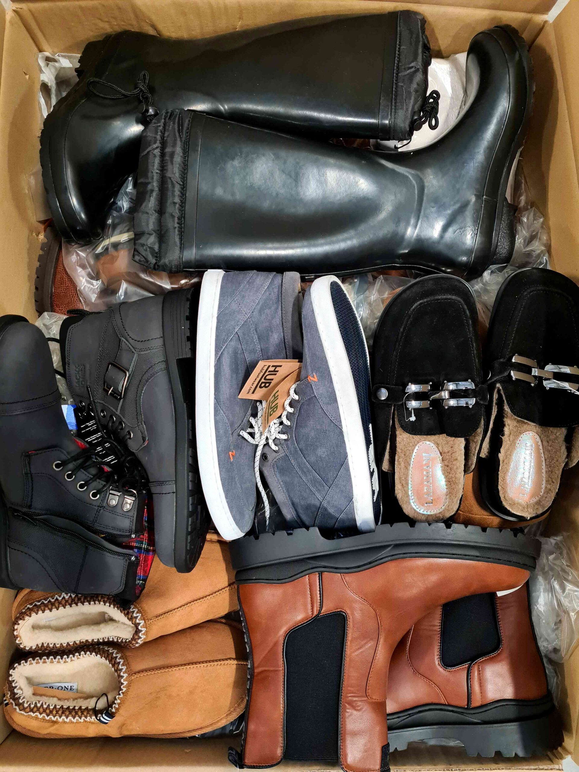The photo shows a package with footwear in the category BSU.