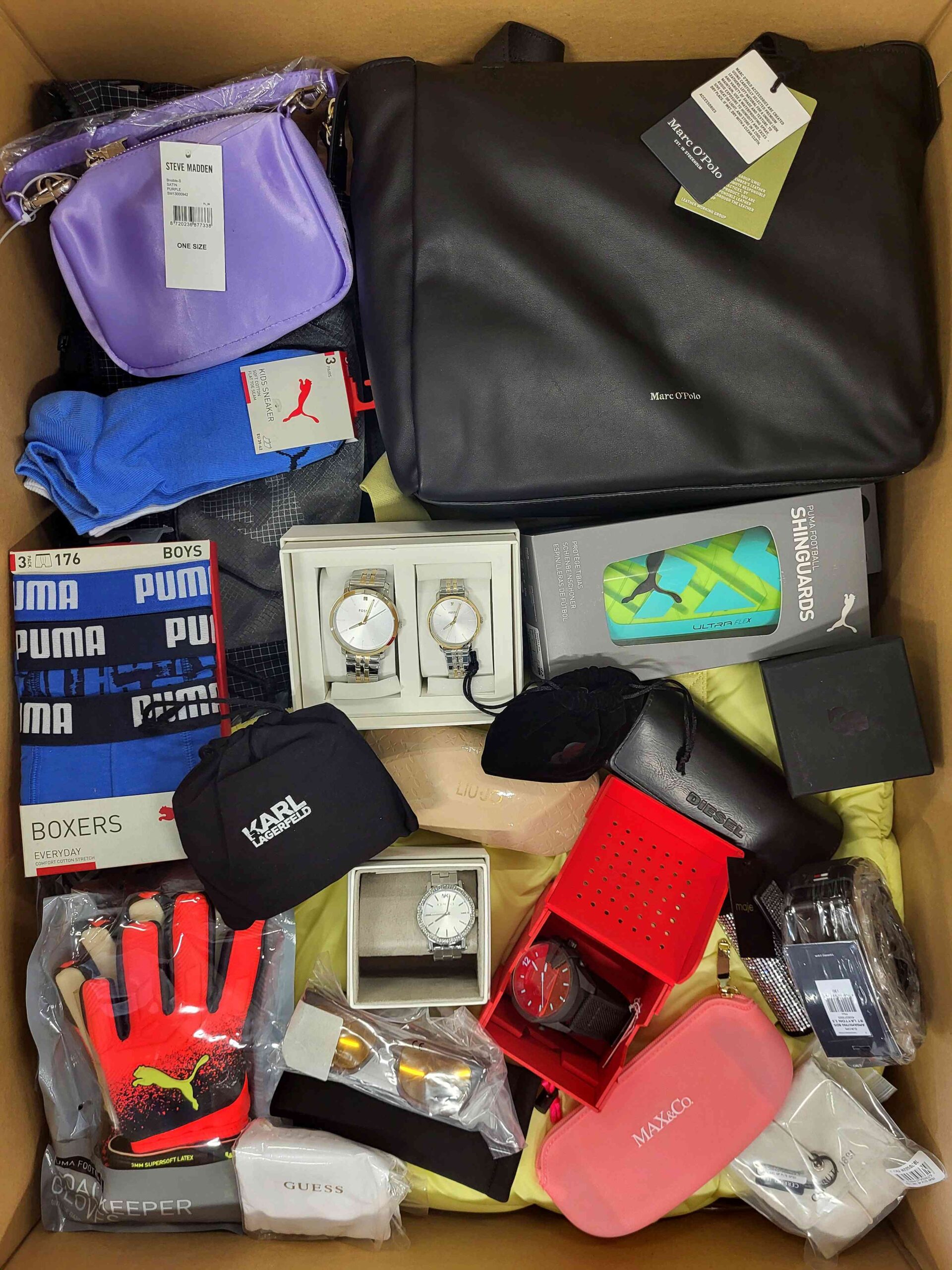 The picture shows a package with accessories in the category AA.