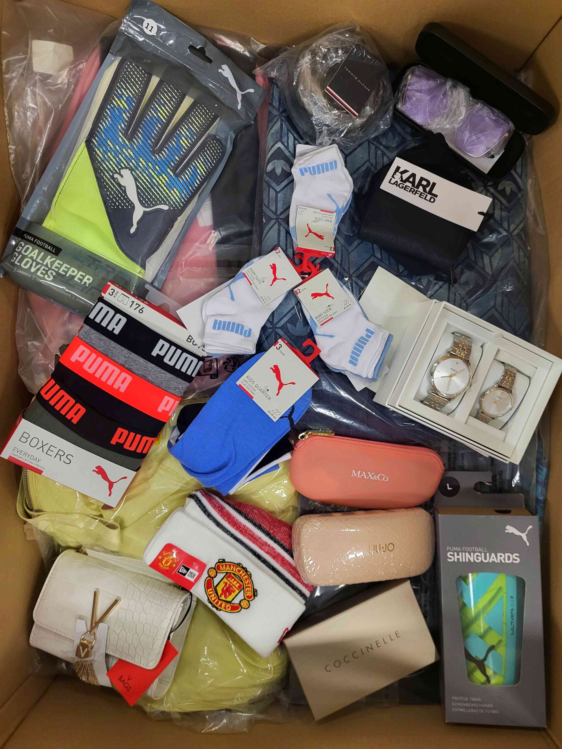 The picture shows a package with accessories in the category AA.