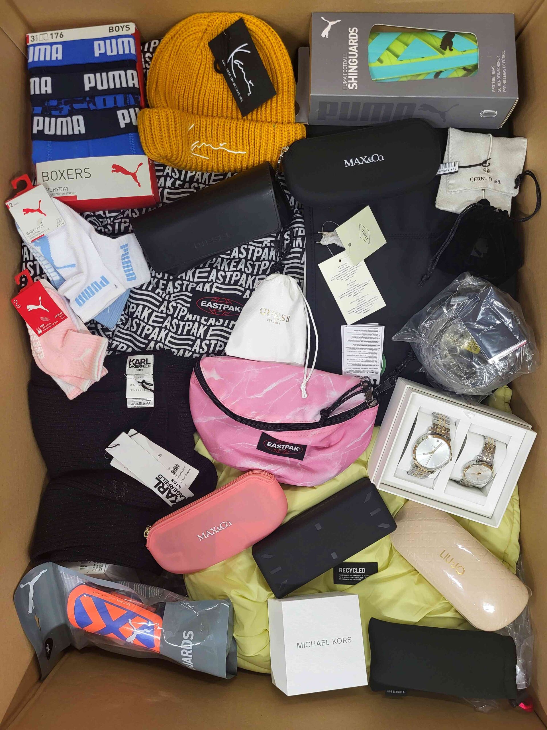 The picture shows a package with accessories in the category AA.