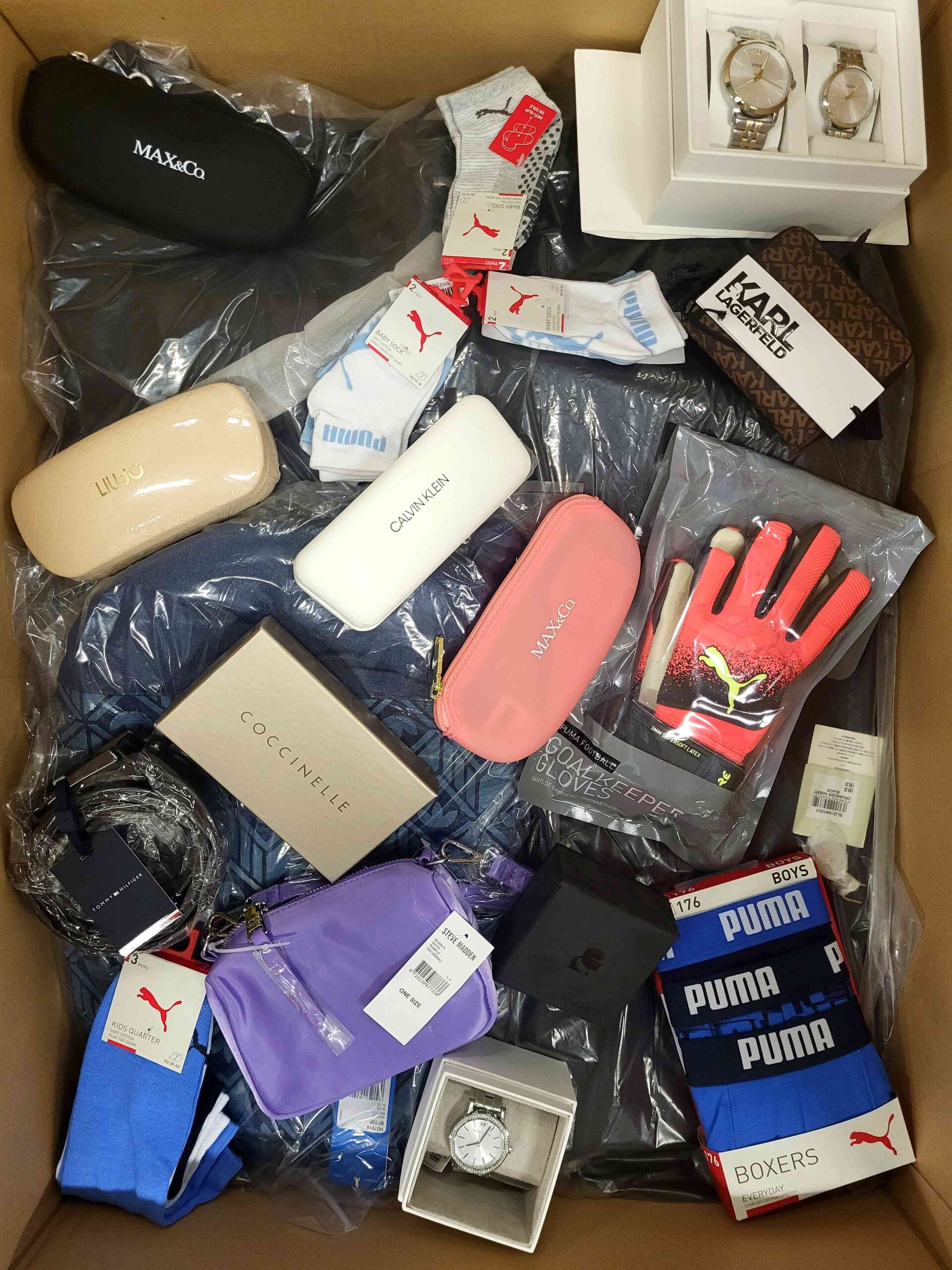 The picture shows a package with accessories in the category AA.