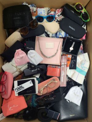 The picture shows a package with accessories in the category AA.