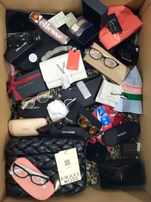 The picture shows a package with accessories in the category AA.