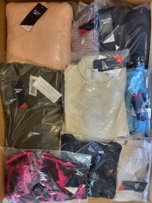 The photo shows a package with clothing in the category R.