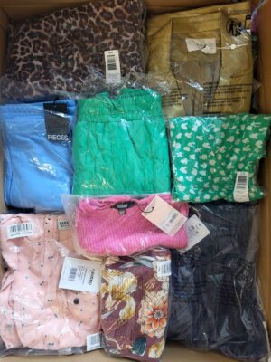 The photo shows a package with clothing in the category AR.