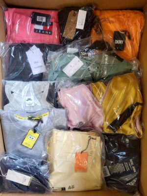 The photo shows a package with clothing in the category AP.