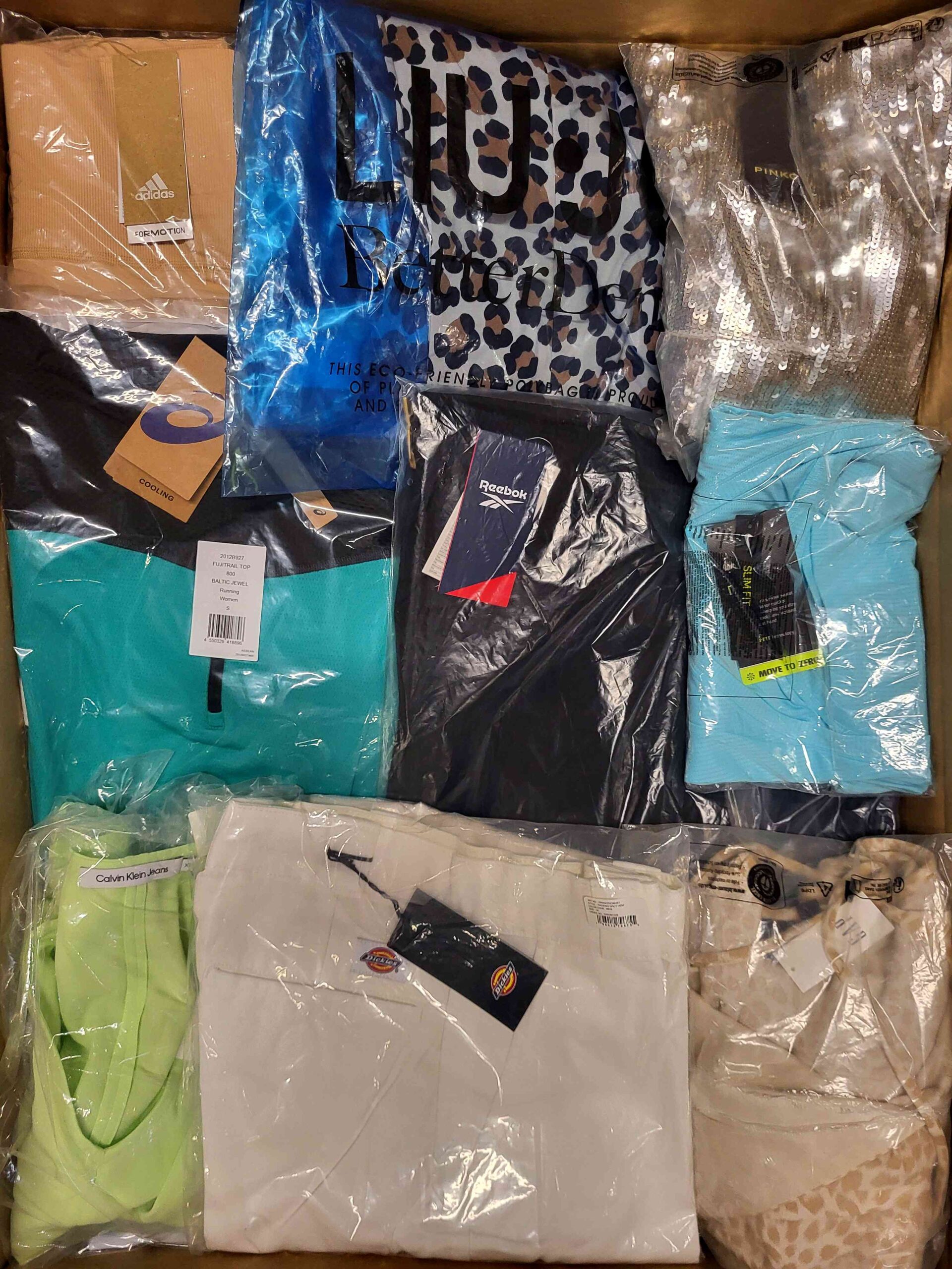 The photo shows a package with clothing in the category AW.