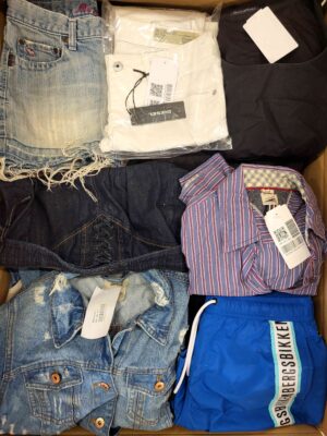 The photo shows a package with clothing in the category U.