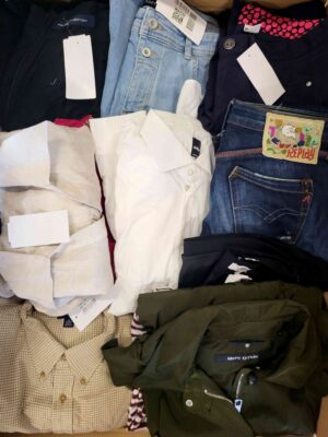 The photo shows a package with clothing in the category U.