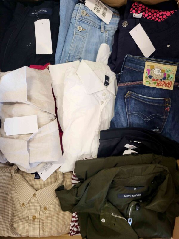 The photo shows a package with clothing in the category U.