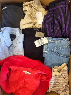 The photo shows a package with clothing in the category U.
