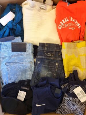 The photo shows a package with clothing in the category U.