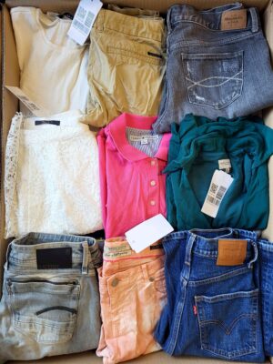 The photo shows a package with clothing in the category U.