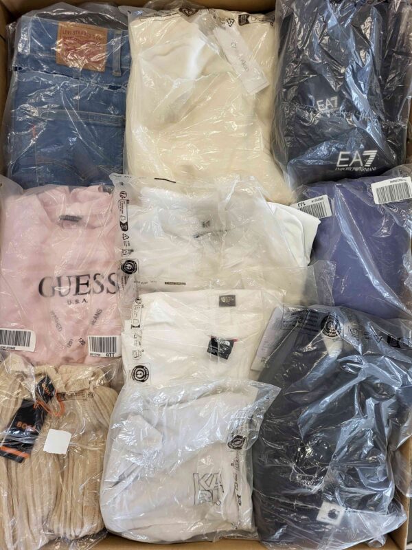 The photo shows a package with clothing in the category D.