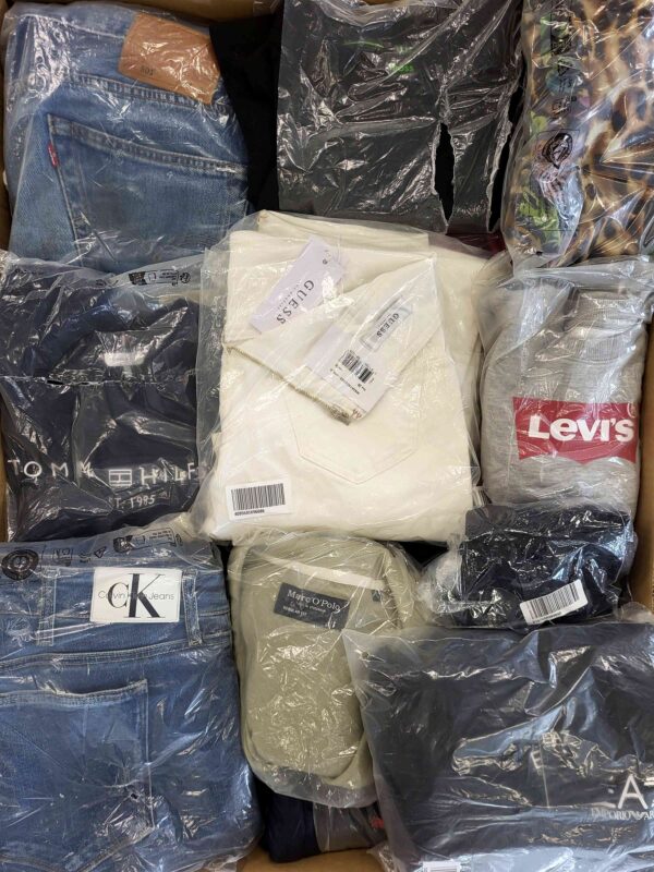 The photo shows a package with clothing in the category D.