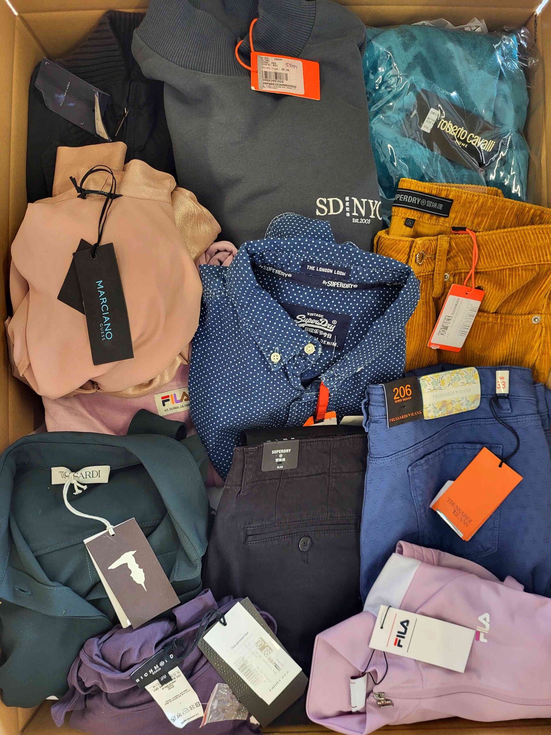 The photo shows a package with clothing in the category T.