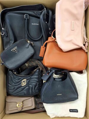 The picture shows a package with accessories in the category HC.
