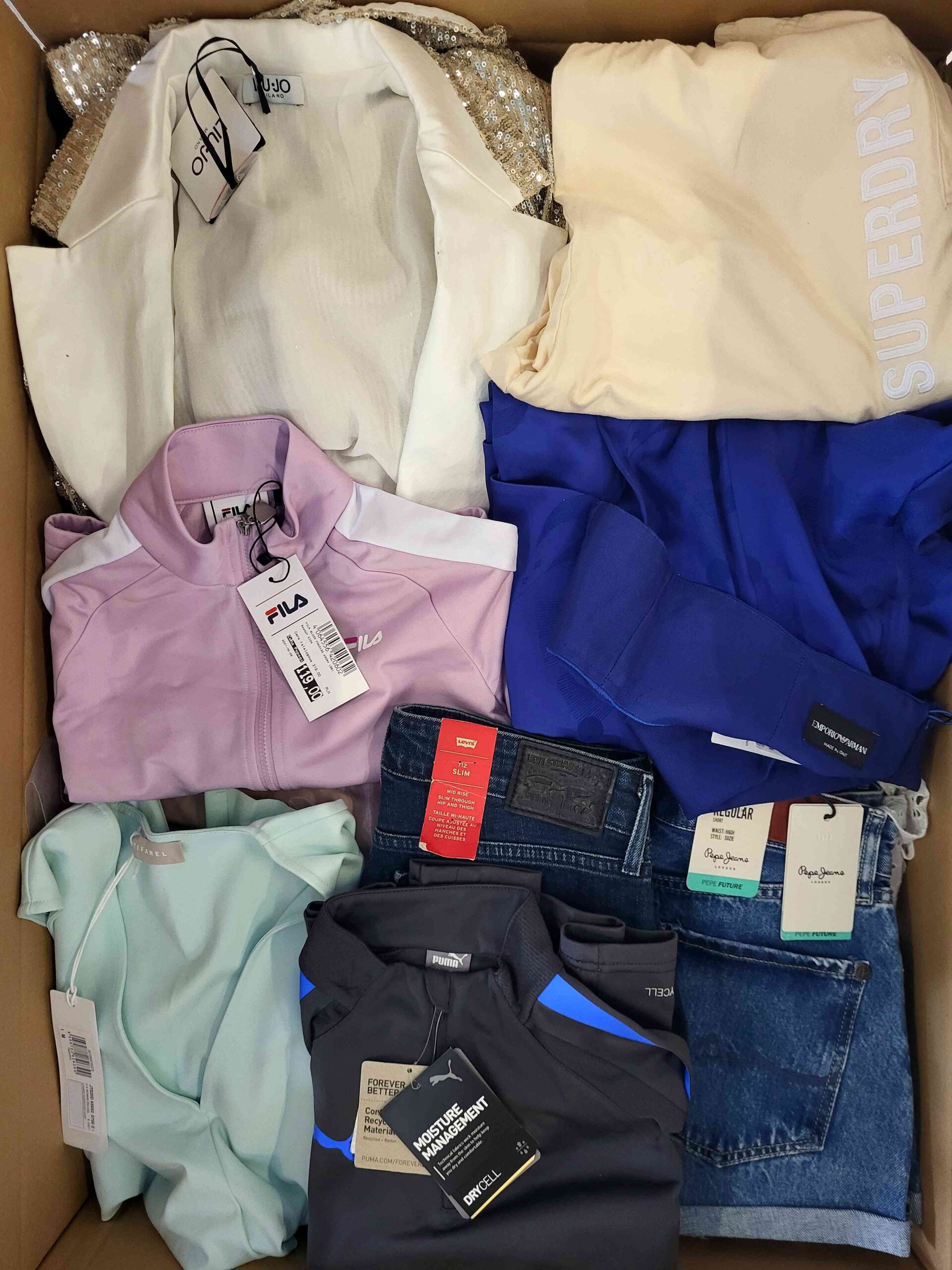 The photo shows a package with clothing in the category T.