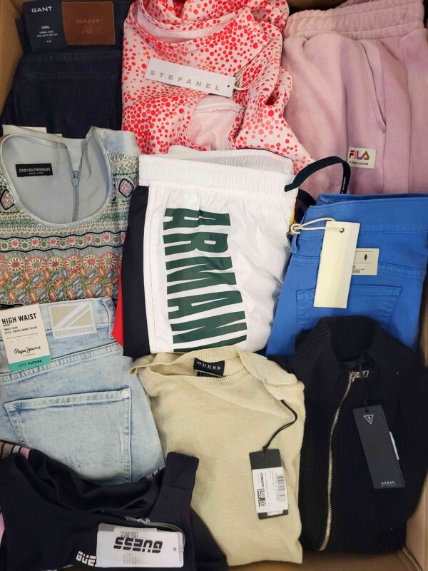 The photo shows a package with clothing in the category T.