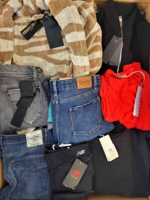 The photo shows a package with clothing in the category T.