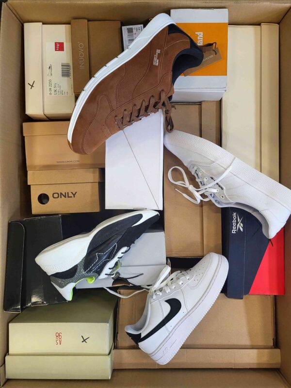 The photo shows a package with footwear in the category BS.