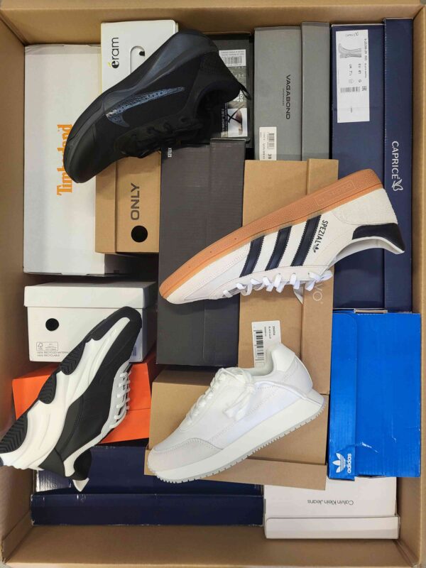The photo shows a package with footwear in the category BS.