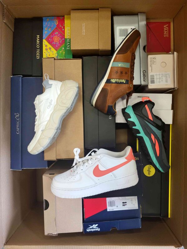 The photo shows a package with footwear in the category BS.