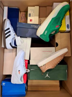 The photo shows a package with footwear in the category BS.