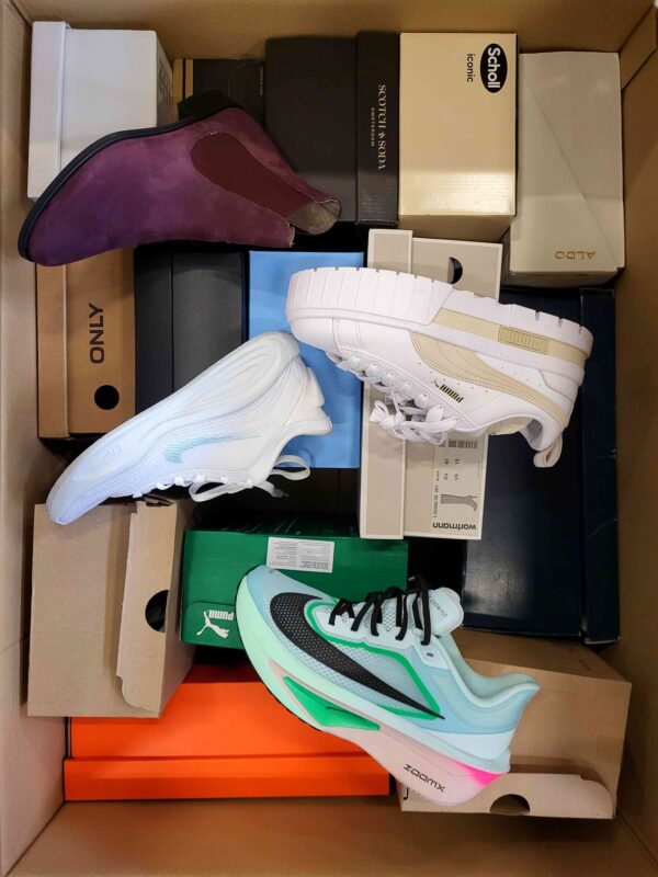 The photo shows a package with footwear in the category BS.