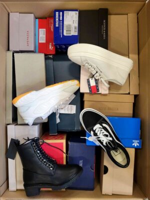 The photo shows a package with footwear in the category BS.