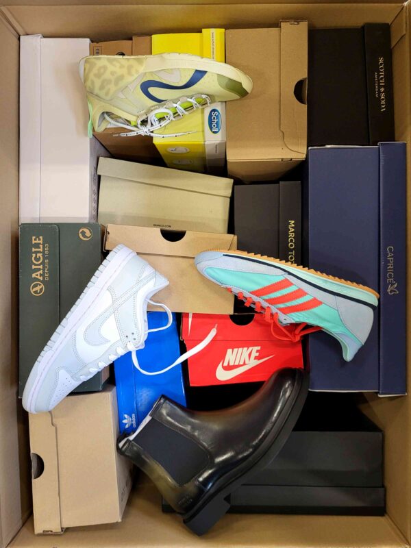 The photo shows a package with footwear in the category BS.