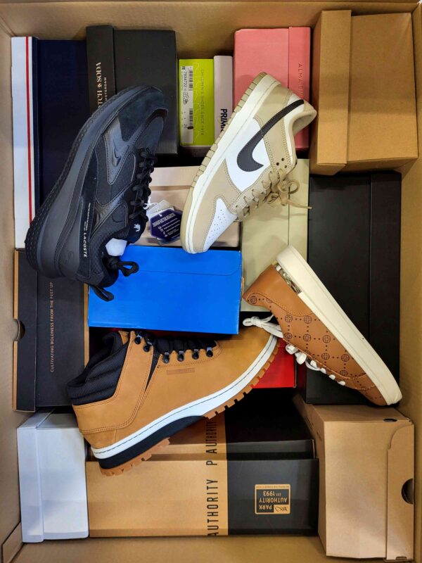 The photo shows a package with footwear in the category BS.