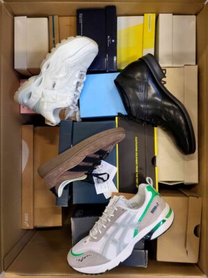 The photo shows a package with footwear in the category BS.