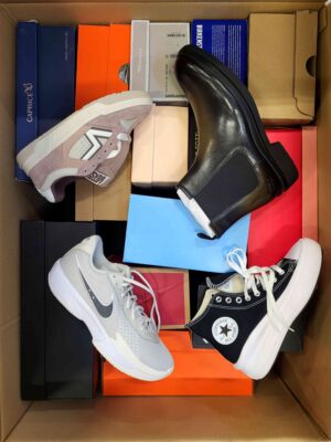 The photo shows a package with footwear in the category BS.