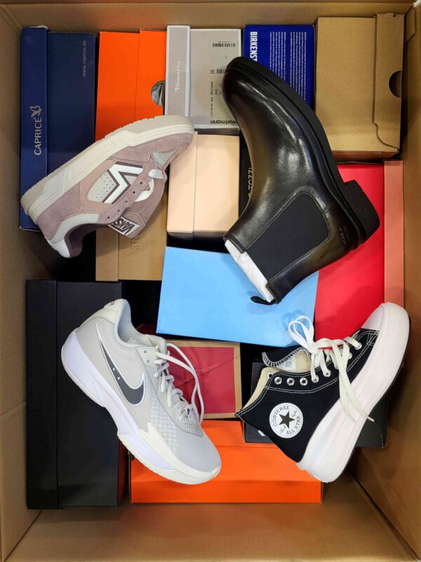 The photo shows a package with footwear in the category BS.