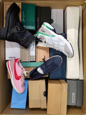 The photo shows a package with footwear in the category BS.