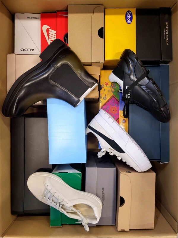 The photo shows a package with footwear in the category BS.