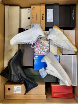The photo shows a package with footwear in the category BS.