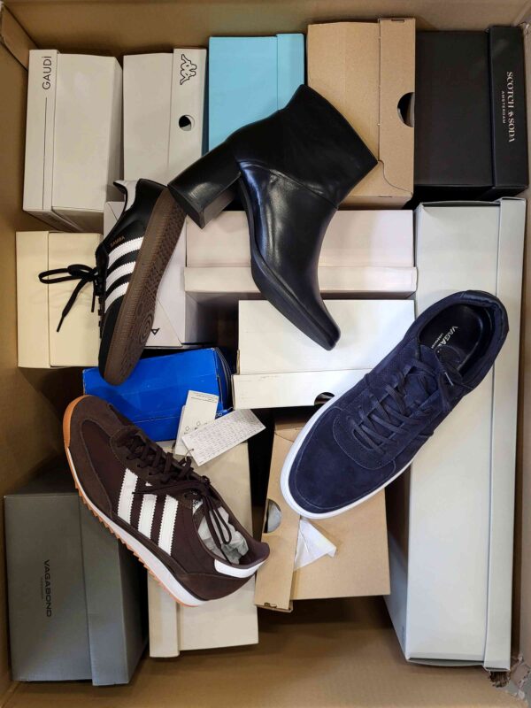 The photo shows a package with footwear in the category BS.