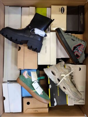 The photo shows a package with footwear in the category BS.