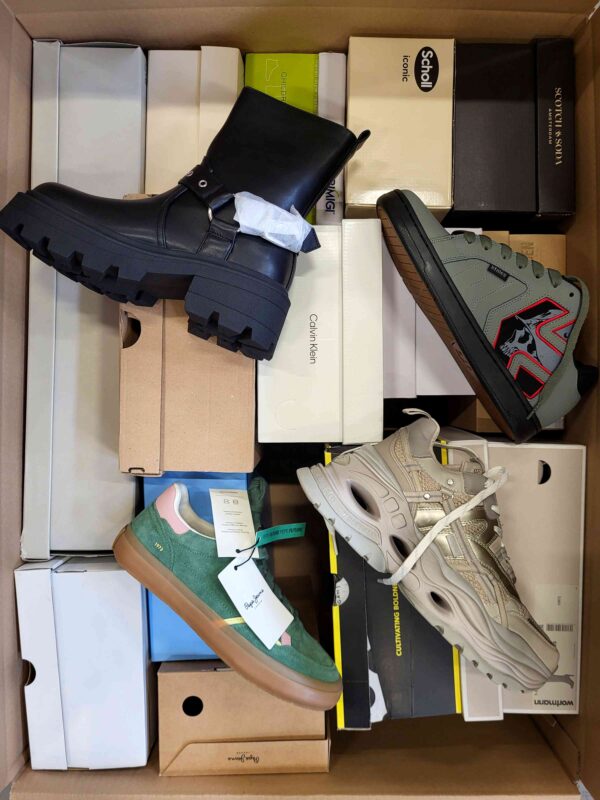 The photo shows a package with footwear in the category BS.