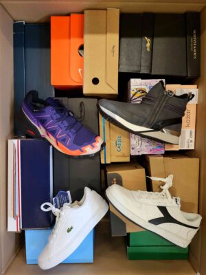 The photo shows a package with footwear in the category BS.