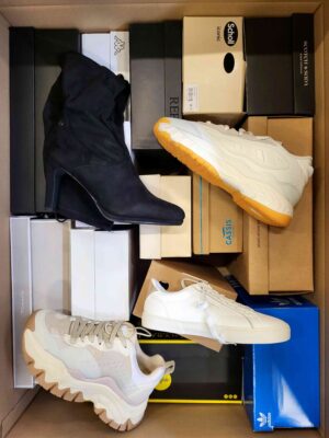 The photo shows a package with footwear in the category BS.