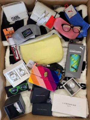 The picture shows a package with accessories in the category AA.