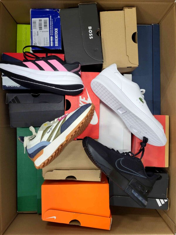 The photo shows a package with footwear in the category CS.