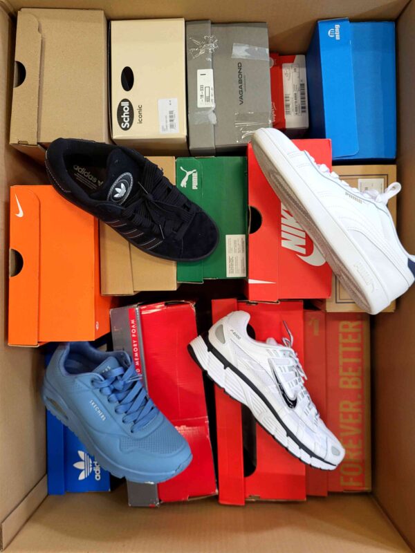 The photo shows a package with footwear in the category CS.
