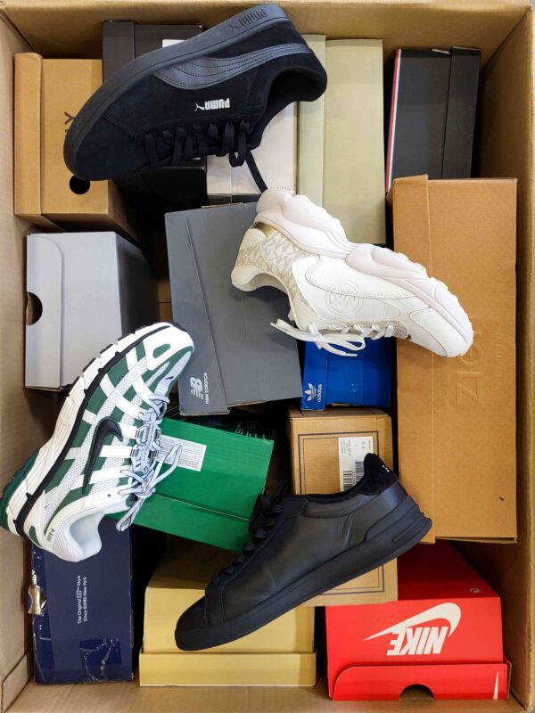 The photo shows a package with footwear in the category CS.