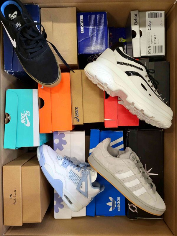 The photo shows a package with footwear in the category CS.