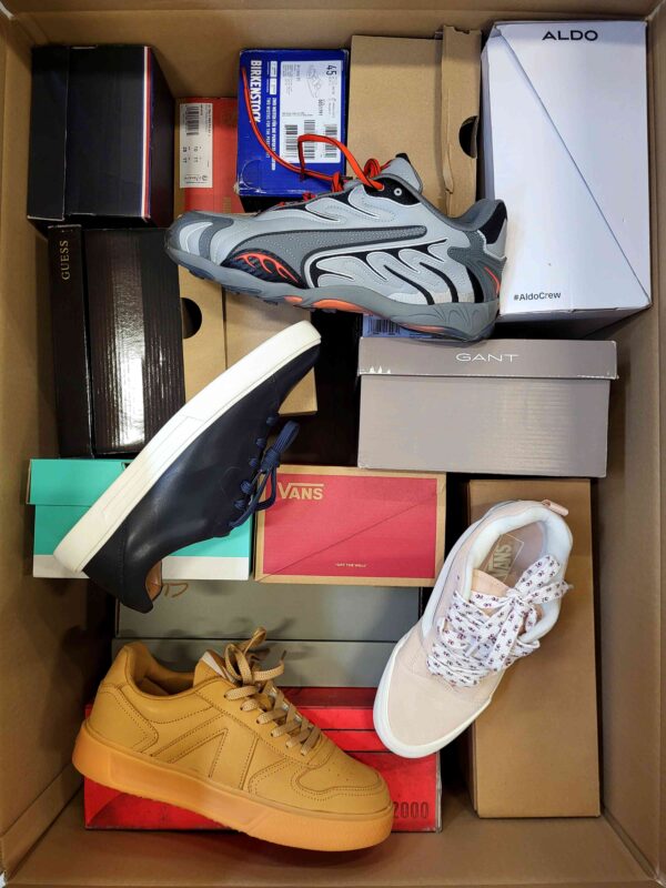 The photo shows a package with footwear in the category CS.