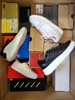 The photo shows a package with footwear in the category CS.